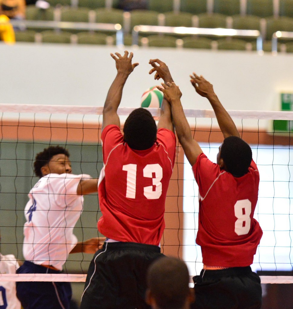 L'équipe masculine de Guadeloupe contrant une action de l'équipe des Iles Vierges Britanniques (©La Sélection féminine de la Martinique (© 10th Caribbean Junior Volleyball Championships )