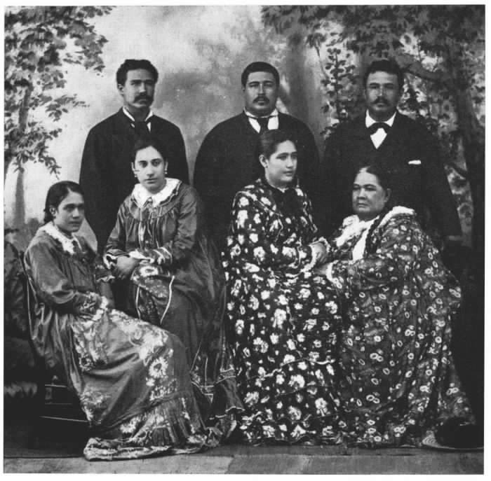 Ariitaimai (1821-1897), grande cheffesse du clan des Teva, assise à droite sur cette photo de famille.  Fille du Grand Tati, chef de Papara, et de Atiau Vahine, du clan des Marama. Dans ses mémoires, la Reine Marau raconte qu'Ariitaimai, en apprenant la cession par Pomare de ses possessions à la France, aurait dit à Pomare V : "De quel droit avez-vous disposé de ce qui ne vous appartenait pas, à vous, un Paumotu" ?