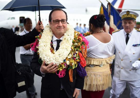 François Hollande, couronné à son arrivée à Wallis ©Stephane de Sakutin / AFP