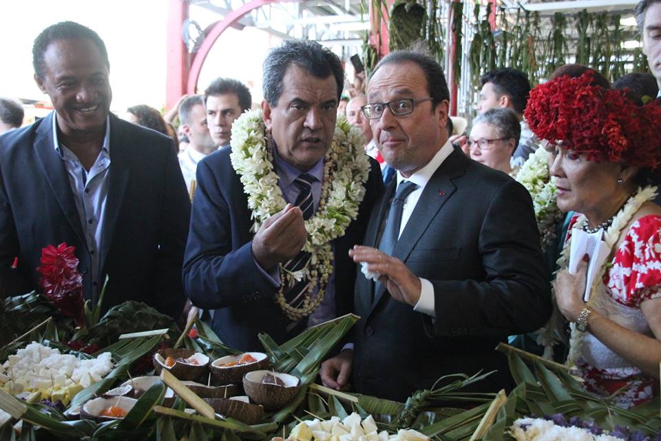 Au marché de Papeete, c'est un François Hollande en forme et décontracté qui s'est présenté à la population ©Florent Collet / La Dépêche de Tahiti