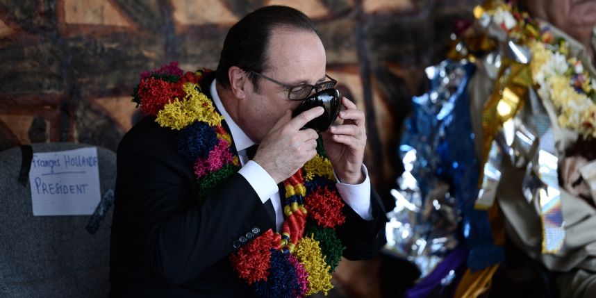 François Hollande a parfaitement respecté les codes en rigueur de la cérémonie du Kava royal ©AFP