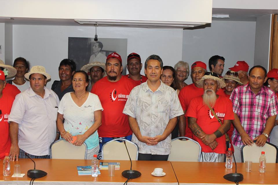 La délégation de l'association Rahui Nui no Tuha'a Pae, reçue par le Président de l'Assemblée de la Polynésie française, proche de Gaston Flosse ©Facebook Rahui Nui no Tuha'a Pae