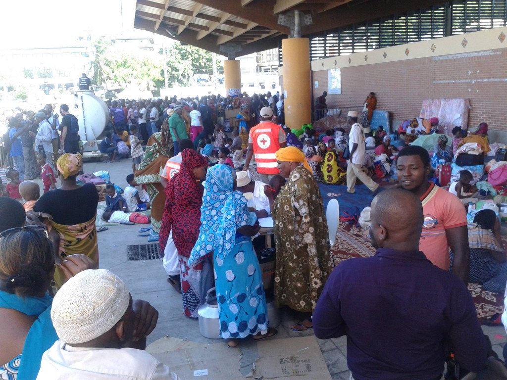 Des associations comme la Croix-Rouge distribuent eau et nourriture aux délogés © Mayot'News