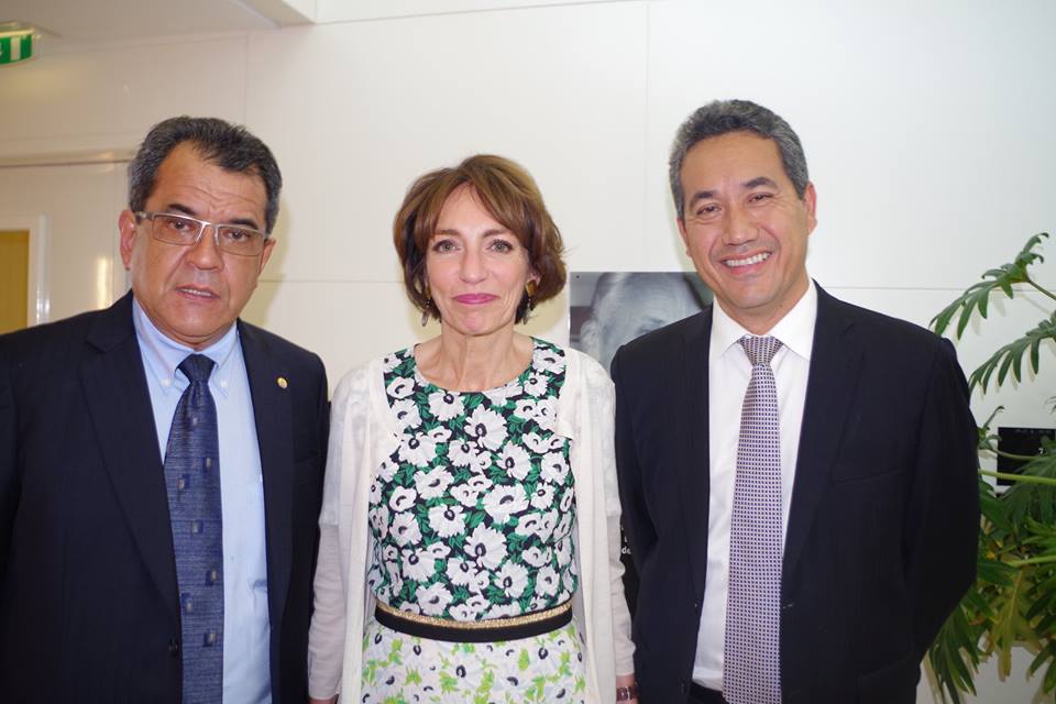 Autour de Marisol Tourraine, ministre de la Santé, le Président de la Polynésie française (à gauche) et le Président de l'Assemblée de la Polynésie française ©Délégation de la Polynésie française