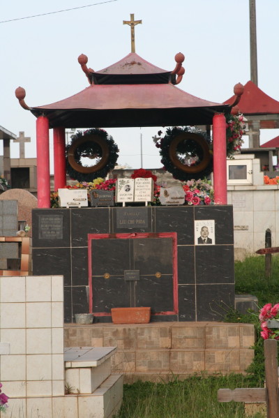 Une tombe en forme de pagode au Cimetière de Cayenne 