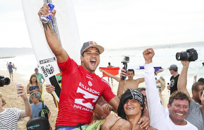 Une victoire savoureuse pour le Tahitien, originaire de Papara, sur la côte ouest de Tahiti ©Kelly Cestari / WSL