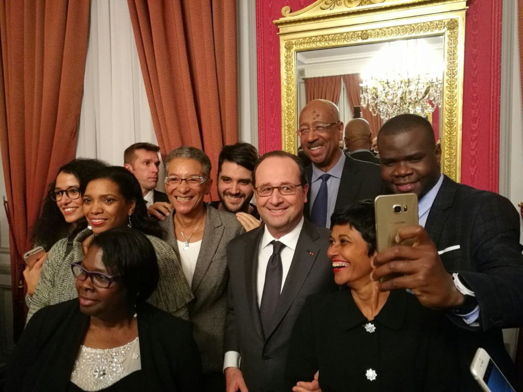Le Président de la République s'est prêté au jeu des selfies avec les invités © Outremers 360