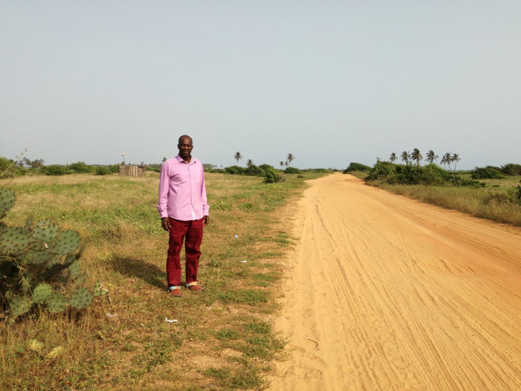 Serge Guézo, Prince de Savè et d'Abomey, devant la piste des captifs à Ouidah ©Marie-Ange Thébaud