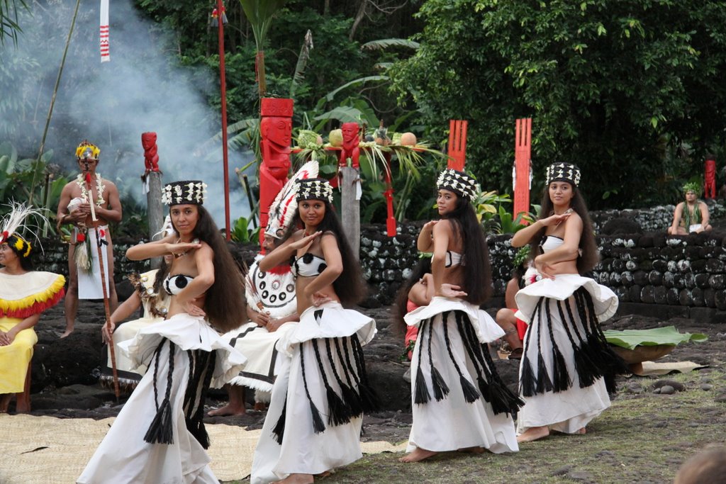 La troupe O Tahiti E exécutant son spectacle "Vaka Arioi" sur le Marae Arahurahu, à Tahiti (commune de Paea) ©Moana'ura Teheiura