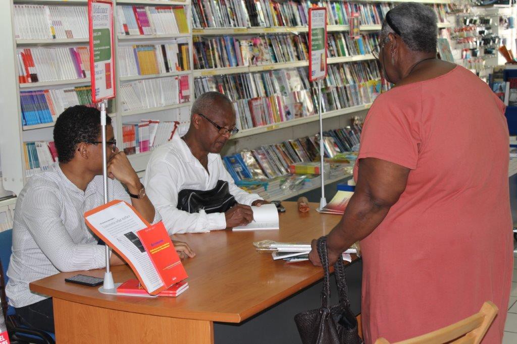 Luc Saint-Eloy en pleine séance de dédicaceS de son livre en Guadeloupe © DR 