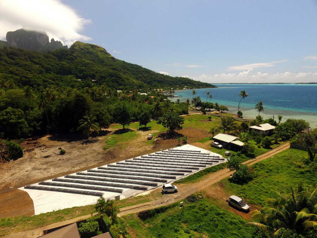 L’unité de dessalement OSMOSUN®80, basée à Bora Bora dans le Pacifique Sud, est exploitée par SUEZ pour alimenter le réseau d’eau douce local avec 80m3/jour. L’unité est alimentée en eau brute d’une salinité de 35g/l par un forage maritime réalisé dans un sous-sol coralien. L’unité produit, au fil du soleil, 80m3/jour en autonomie complète. © DR