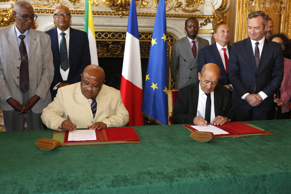 Signature de la feuille de route France-Comores par M. Jean-Yves Le Drian, Ministre de l’Europe et des affaires étrangères, avec M. Souef Mohamed El-Amine, Ministre des affaires étrangères des Comores. © DR