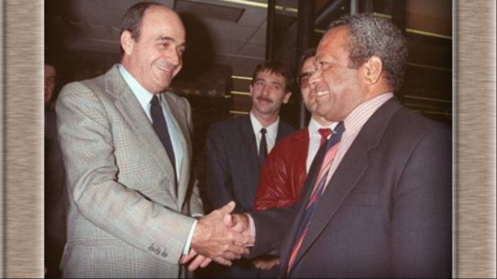 Mai 1988: l'historique poignée de main entre Jacques Lafleur et Jean-Marie Tjibaou lors de la signature de l'Accord de Matignon, point de départ de trente ans de préparation du référendum d'autodétermination ©DR