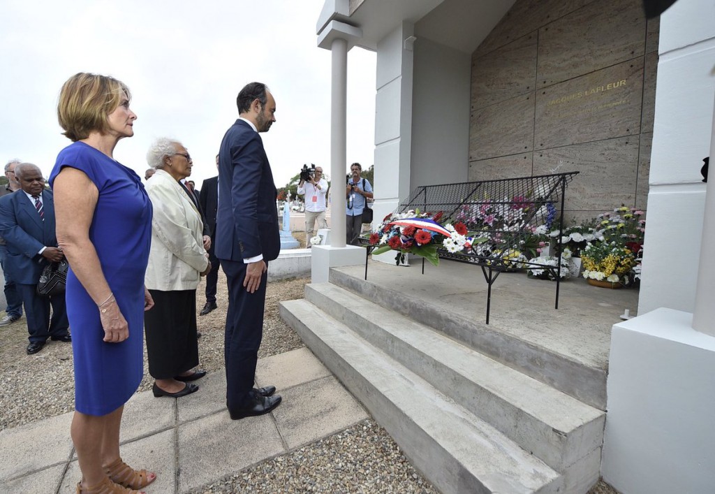 Recueillement du Premier Ministre sur la tombe de Jacques Lafleur © Twitter Edouard Philippe