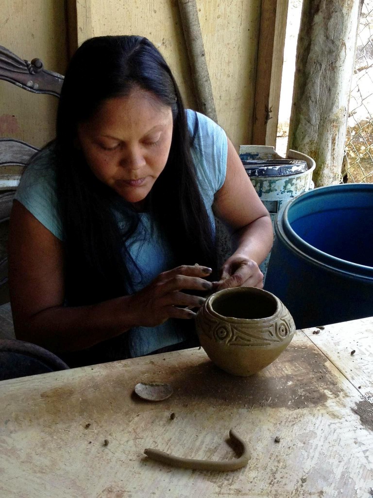 Alice Chéverez fait partie d'une génération d'artisans portoricains qui ont relancé l'artisanat taïno comme la poterie basée sur des découvertes archéologiques © Ranald Woodaman.