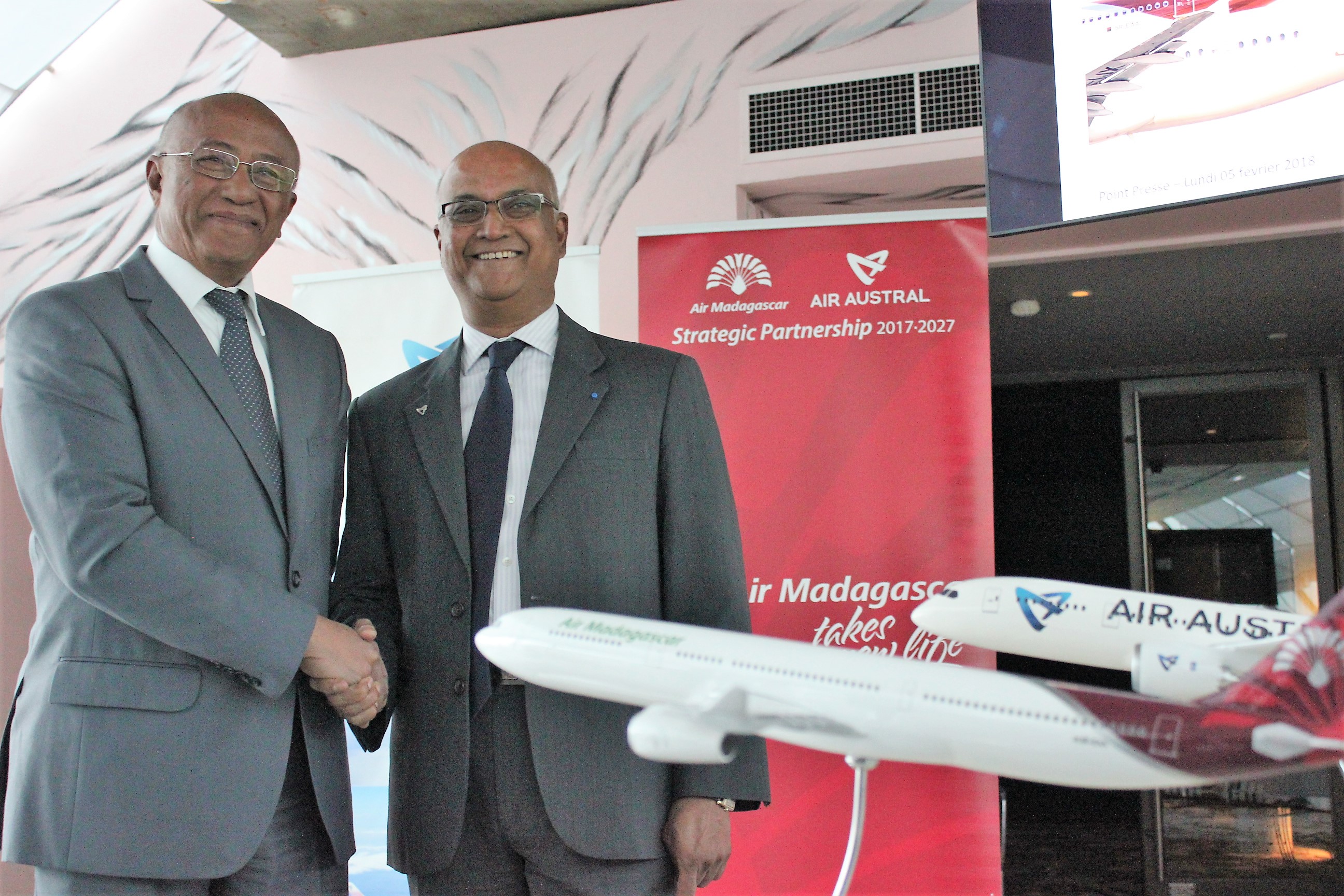 Besoa Razafimaharo et Marie-Joseph Malé, respectivement PDG d'Air Madagascar et Air Austral, lors de l'annonce de leur partenariat à Paris ©Outremers360