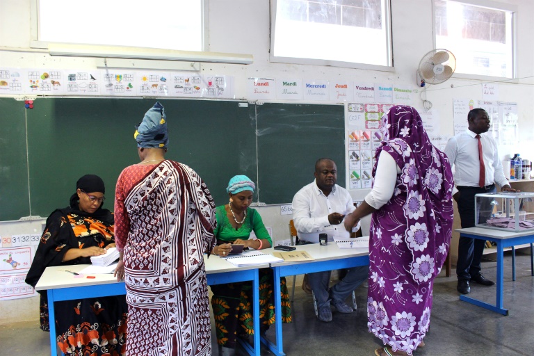 Des femmes signent un registre pendant l'élection législative partielle à Mayotte, au bureau de vote de l'école de Kaweni, le dimanche 18 mars ©Ornella Lamberti / AFP