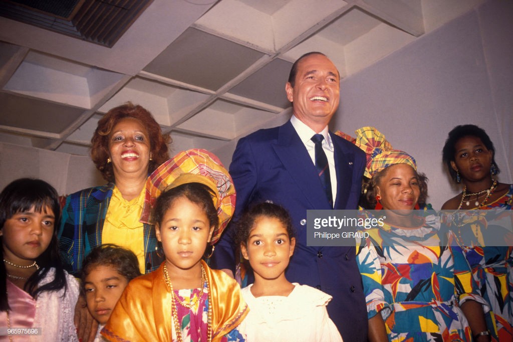 Jacques Chirac et Lucette Michaux-Chevry en voyage aux Antilles à l'occasion des élections présidentielles le 31 mars 1988, France. (Photo by Philippe GIRAUD/Gamma-Rapho via Getty Images)