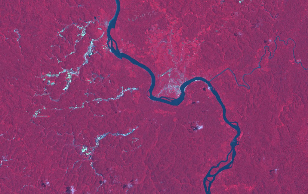 © SPOT Images Vue aérienne des impacts de la déforestation minière sur les sols et le lit des cours d'eau dans le bassin versant du Maroni (sept. 2011)