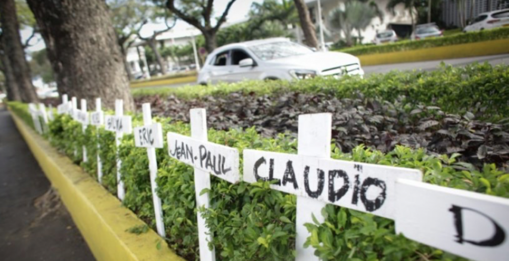 Des croix portant le nom des victimes du crash d'un avion de Air Moorea devant le tribunal correctionnel de Papeete, le 8 octobre 2018 en Polynésie française © AFP, Gregory BOISSY
