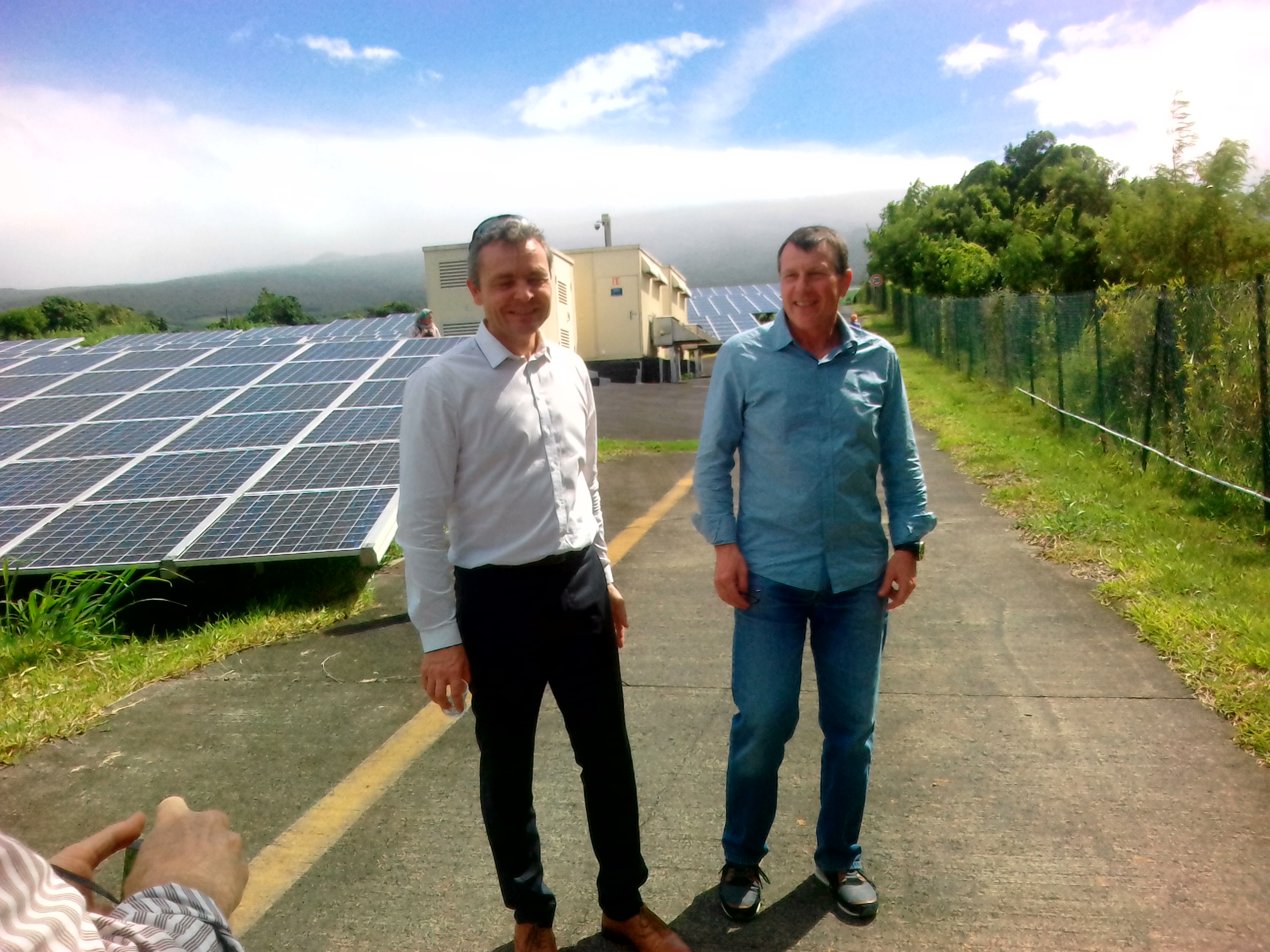 David Augeix (le Directeur Régional Sud et Outremer de RDF Renouvelable) et Jerôme Billerey, responsable DOM SER (syndicat des énergie renouvelables) sur la centrale de Saint-Rose ©EDF Renouvelables
