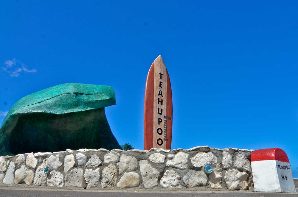 Le point kilométrique 0 et la sculpture rendant hommage à la vague de Teahupo'o ©Service du Tourisme de Polynésie