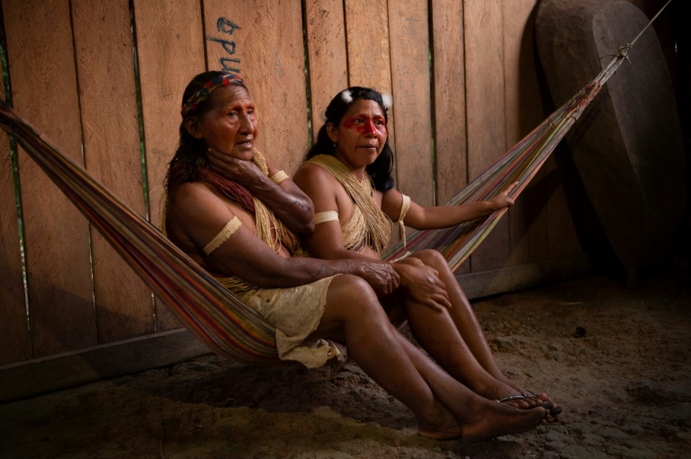 Des femmes waorani se reposent dans un hamac, à Nemompare ©Rodrigo Buendia / AFP