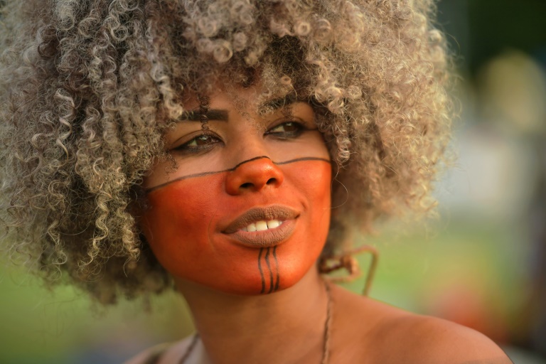 Une femme indigène du Brésil venue pour la mobilisation annuelle des tribus indigènes du pays ©AFP / Carl de Souza 