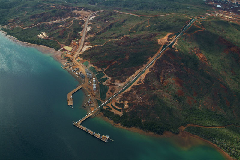 Le port de Vale NC, à Prony (sud de la Nouvelle-Calédonie) et son usine en haut à droite ©Vale NC