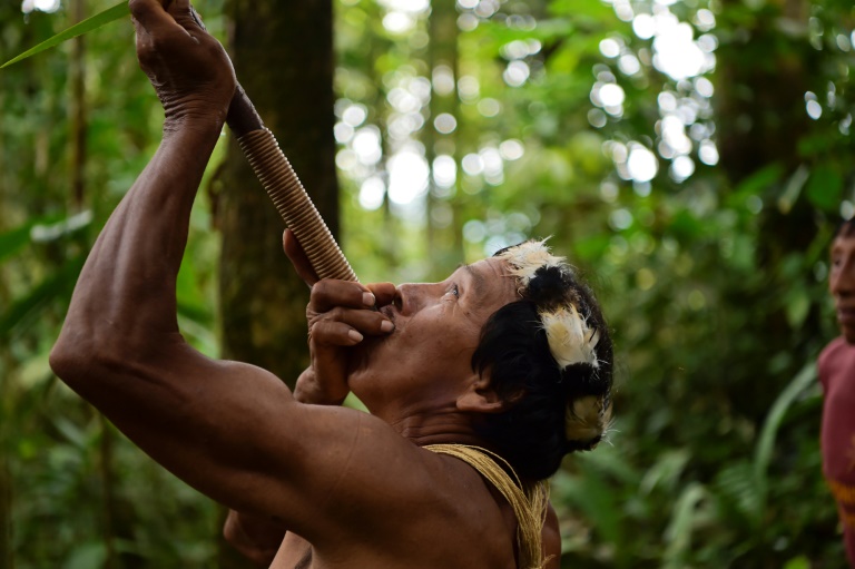 L'Indien waorani Tiri Nenquimo utilise une sarbacane, près de Nemompare ©Rodrigo Buendia / AFP