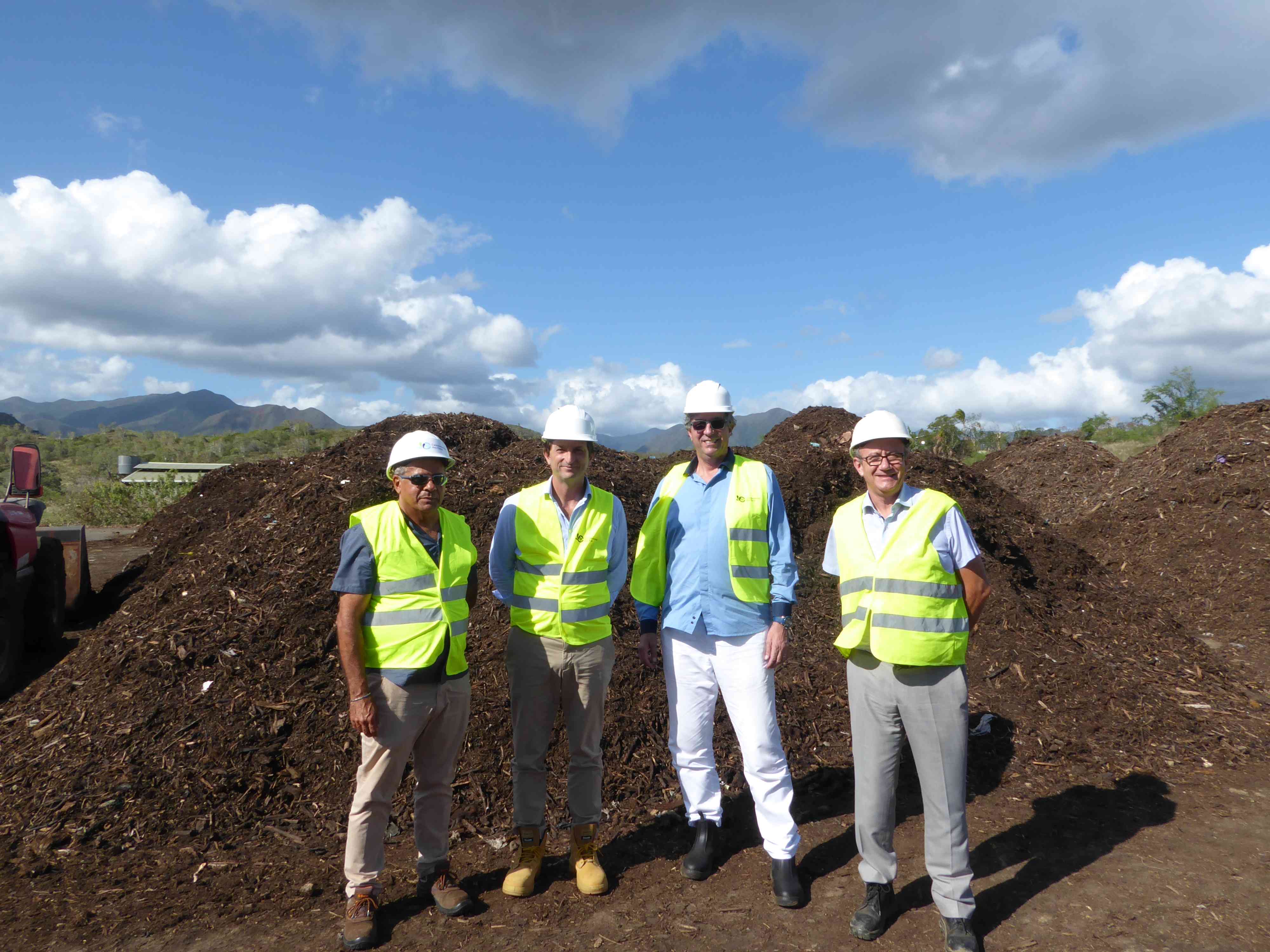 Bertrand Camus sur la plateforme de compostage de Karenga à Nakutakoin en Nouvelle- Calédonie avec les équipes de la Calédonienne des Eaux ©CDE