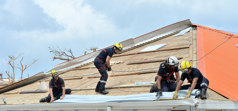 Des pompiers aident à la reconstruction à Saint-Martin, après Irma ©Ministère de l'Intérieur