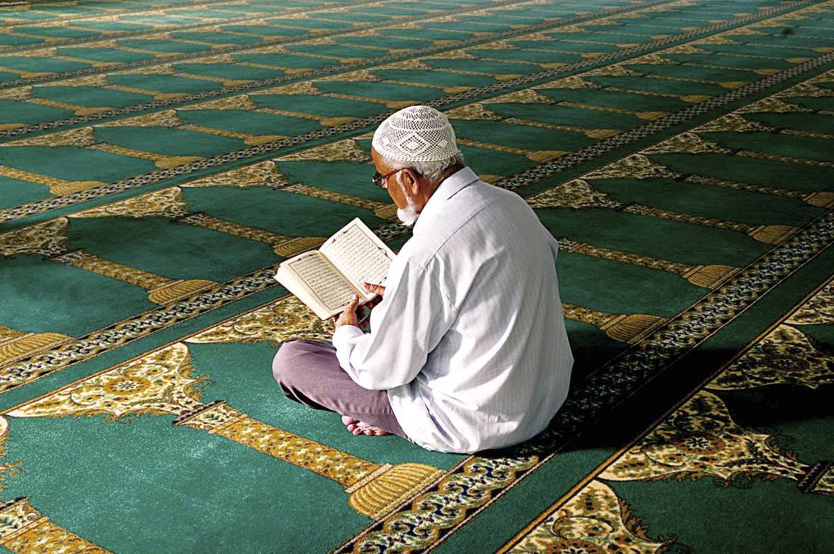 Un homme en prière à la mosquée de Saint-Denis ©Serge Gélabert / IRT 