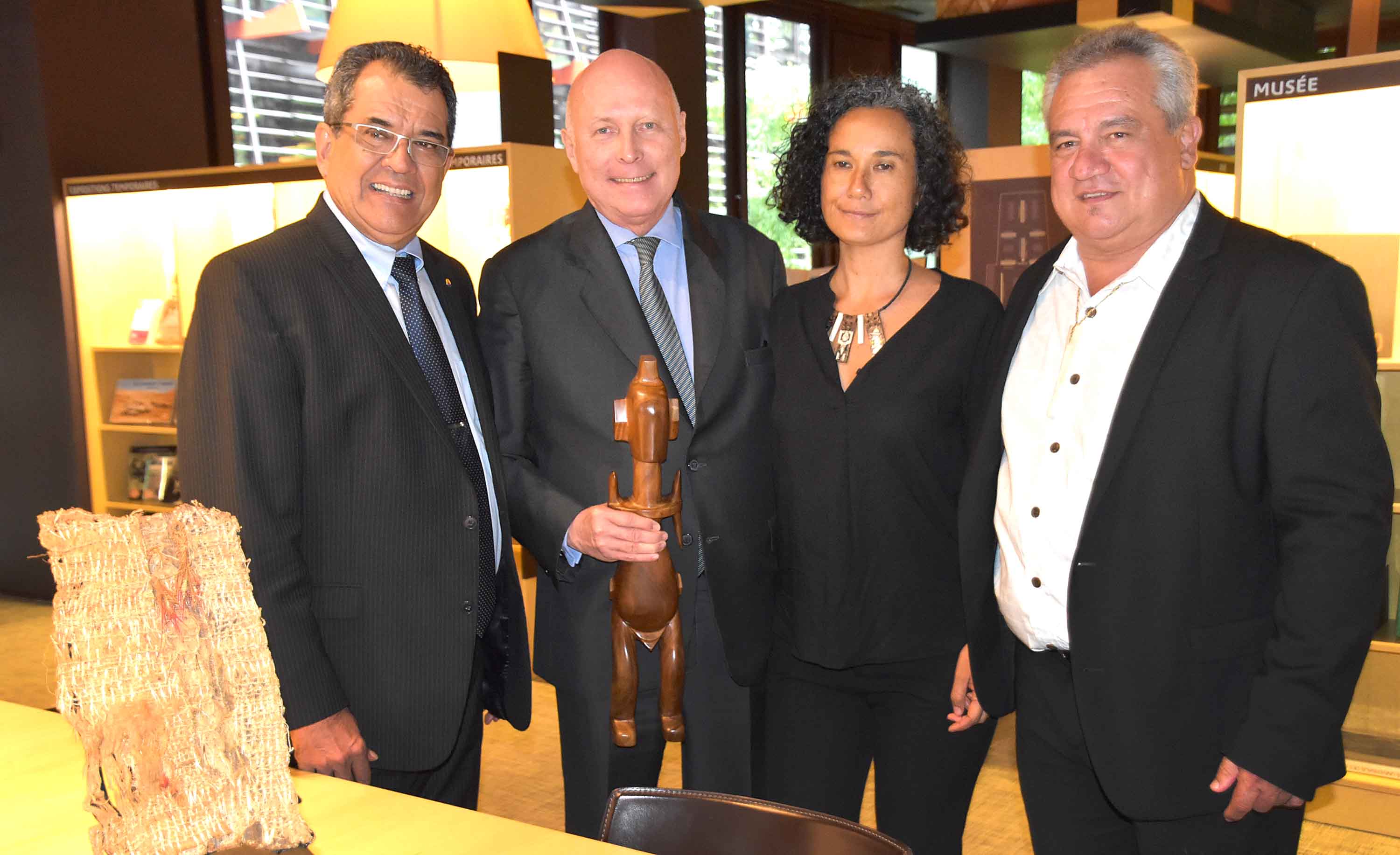 Stéphane Martin et Edouard Fritch ont signé cette convention en présence du ministre polynésien de la Culture et de la directrice du Musée de Tahiti et ses îles, Miriama Bono ©Présidence de la Polynésie française