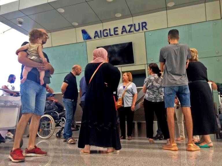 Des passagers bloqués au comptoir Aigle Azur de l'aéroport d'Alger ©Stringer / AFP