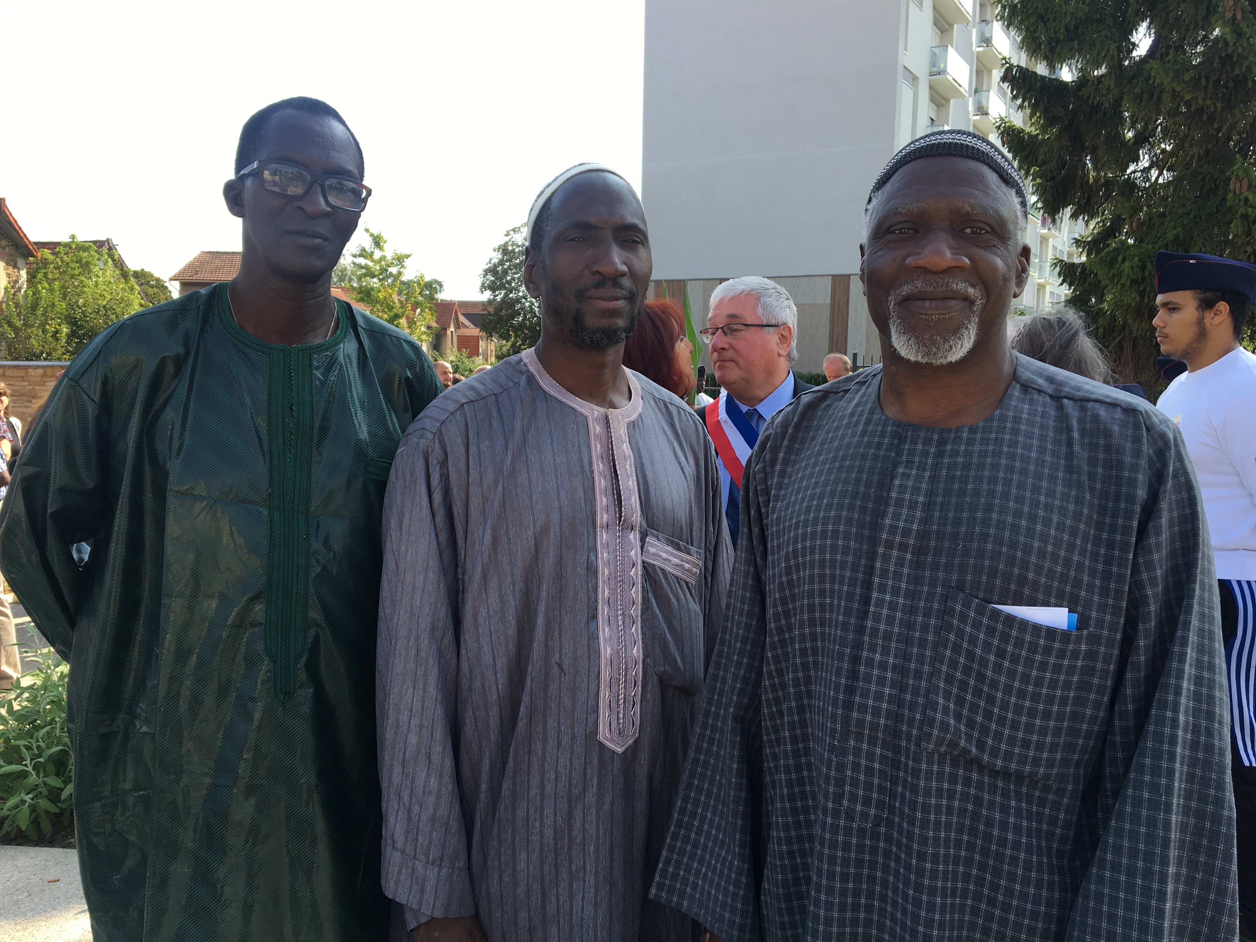 À gauche monsieur Salim Diabeté, fils de tirailleurs sénégalais accompagné par deux habitants de Pierrefitte, militants associatifs ©Miroir Citoyen