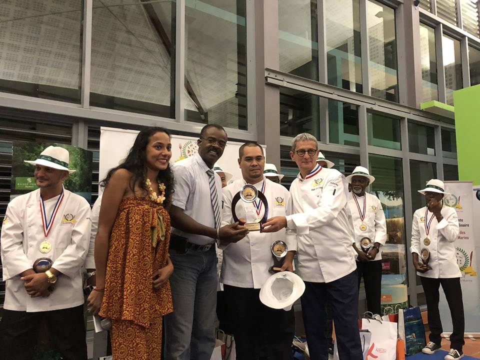 Puarani Vahaputona, au centre, vainqueur de l'édition 2018 ©Facebook / Trophée des Chefs Ultramarins