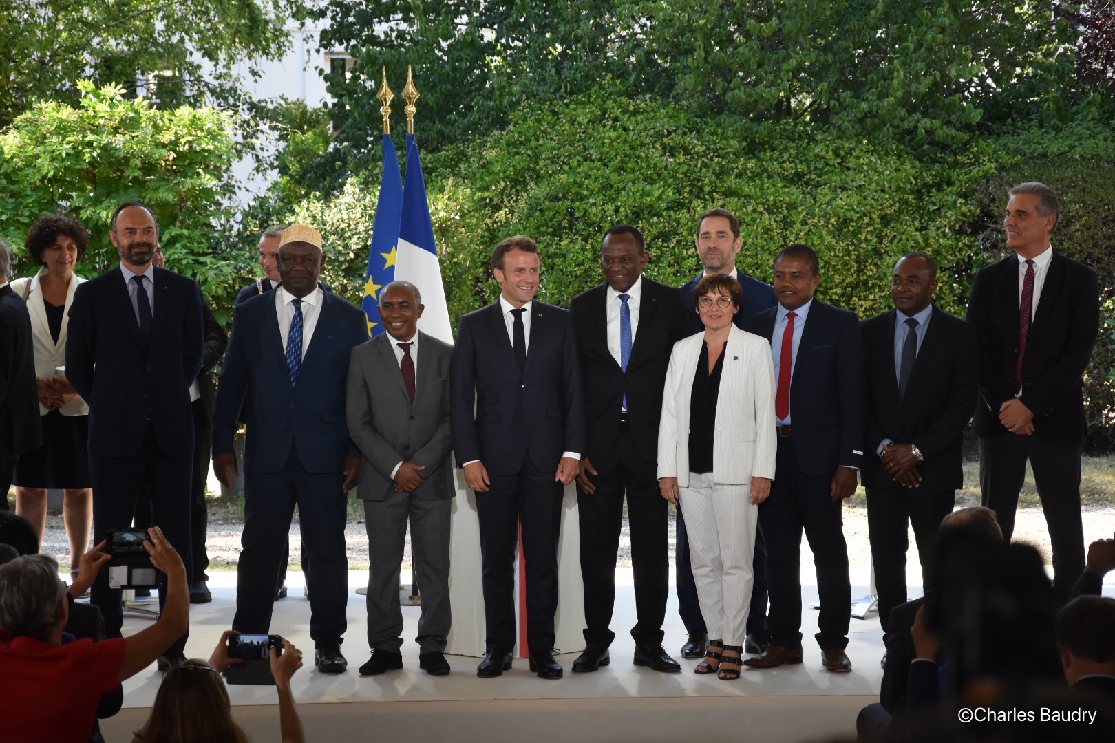 Les élus de Mayotte autour du président de la République lors de la signature du Contrat de convergence et de transformation de l'île, le 8 juillet dernier ©Outremers360