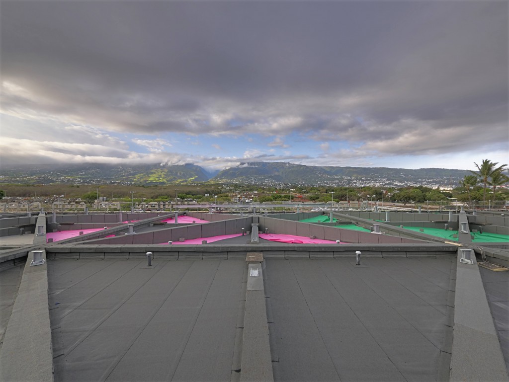 installation d'une centrale photovoltaïque sur le toit de l'aérogare passagers de l'aéroport Réunion © Hervé Douris 