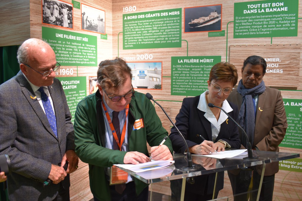 Signature de la convention sur « Filière Qualité Carrefour» © Outremers360
