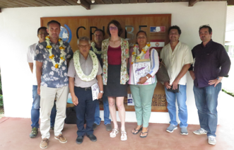 Signature du partenariat avec la commune de Bora Bora en présence de Gaston Tong Sang, président de l'Assemblée de Polynésie française, maire de Bora Bora et Benoît Burguin, directeur de la Polynésienne des Eaux ©SPE