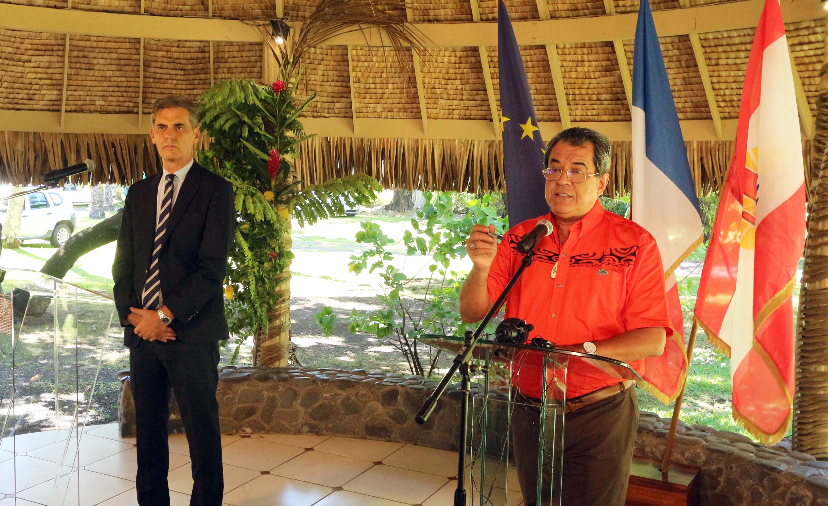 À droite, le président de la Polynésie annonçant le déconfinement pour les îles de Tahiti et Moorea ©Présidence de la Polynésie