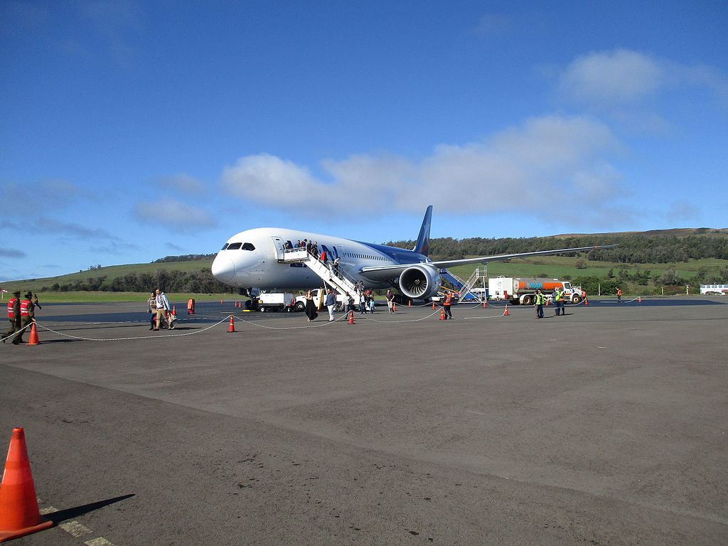 L'aéroport de Mataveri sur l'île de Pâques, reliée en temps normal au Chili et à la Polynésie française ©Wikicommons