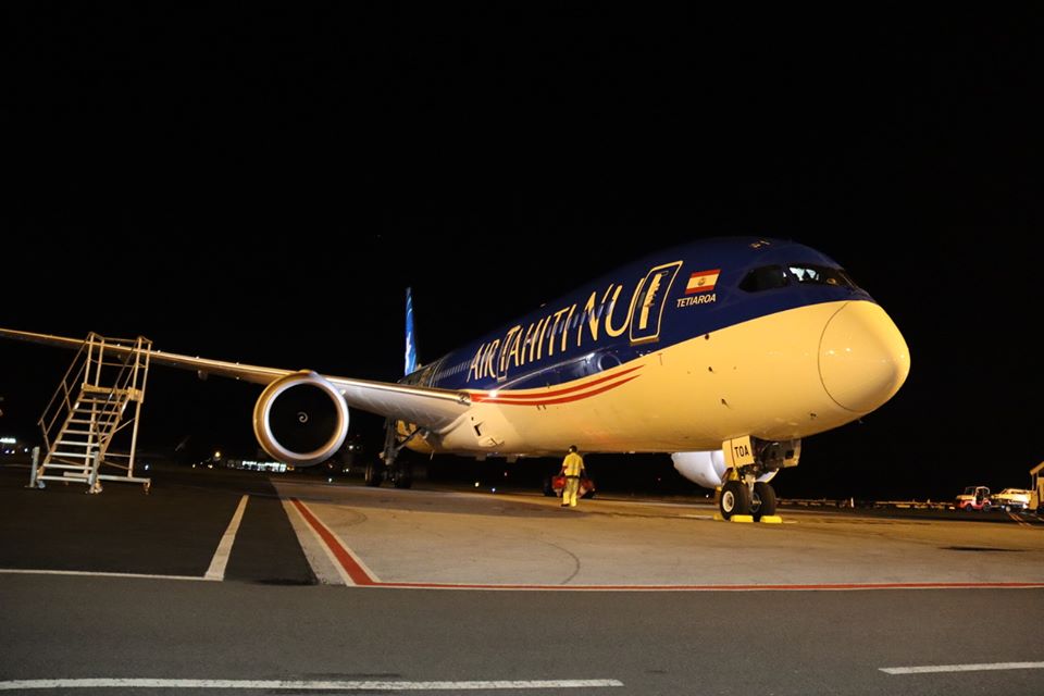 Air Tahiti Nui a été choisie par l'État pour maintenir un cordon ombilical entre la Collectivité et Paris. Ici, Le premier vol de continuité territoriale de retour à Tahiti le 12 avril ©Haut-commissariat de la République 