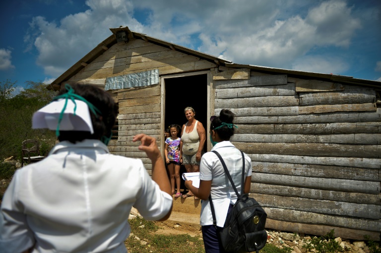 Une infirmière et une étudiante en médecine font du porte à porte à la recherche d'éventuels cas de Covid-19 ©Yamil Lage / AFP