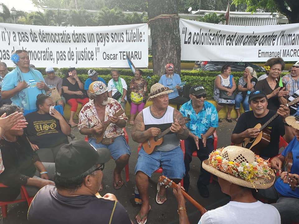 Depuis le 8 juin, les militants indépendantistes sont rassemblés devant les grilles du palais de Justice de Papeete pour soutenir leur leader ©Facebook / Valentina Hina Cross