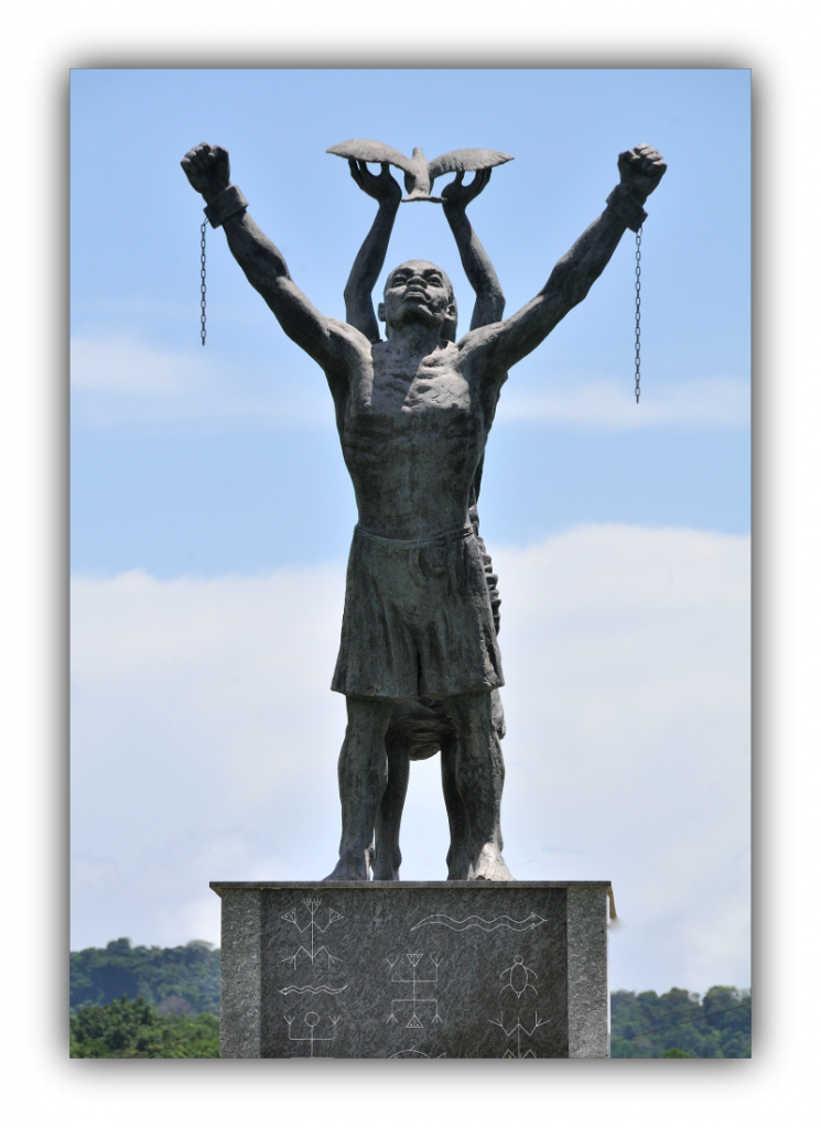 La statue "LES MARRONS DE LA LIBERTÉ" du guyanais Lobie Cognac érigée au rond-point Adélaïde Tablon à Rémire-Montjoly © Académie de Guyane
