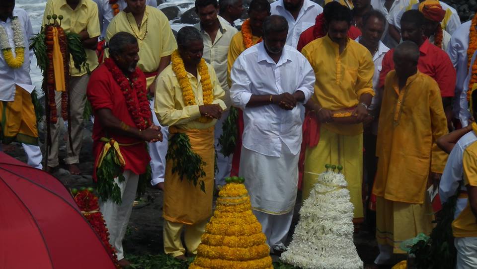 La communauté tamoule perpétue ses rites ancestraux : La Marche sur le feu à la Réunion (1/2)