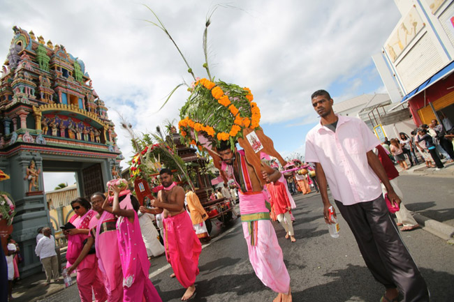 La communauté tamoule perpétue ses rites ancestraux : Le Taï Poussam Cavadee à la Réunion (2/2)