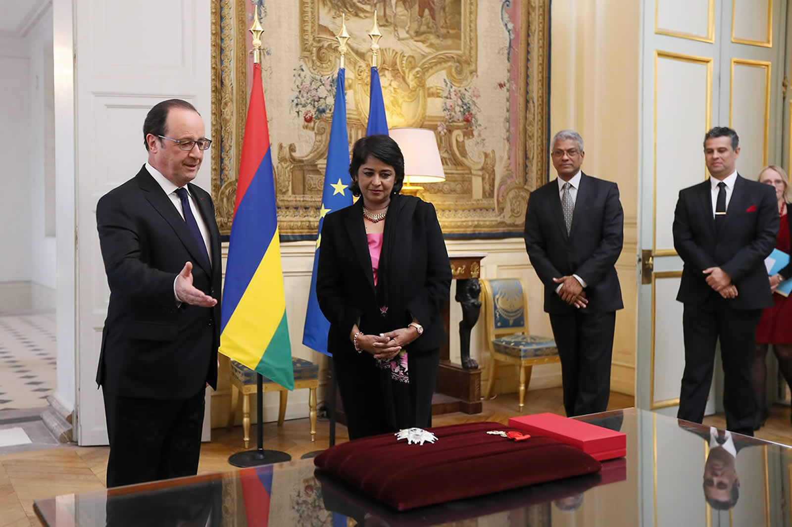 Ameenah Gurib-Fakim promue Grand Officier de la Légion d&rsquo;honneur par François Hollande
